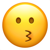 Цілує