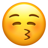 Цілує із закритими очима