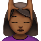 Жінці масажують обличчя: Середньо-Темний Відтінок Шкіри