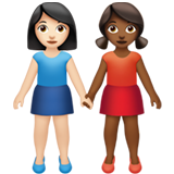 Duas Mulheres De Mãos Dadas: Tom de Pele Claro, Tom de Pele Médio-Escuro