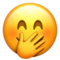 وجه ضاحك مع يد تغطّي الفم