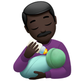Homem Alimentando Bebê: Tom de Pele Escuro