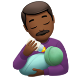 Homem Alimentando Bebê: Tom de Pele Médio-Escuro