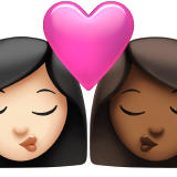 Поцілунок: Жінка, Жінка, Світлий Відтінок Шкіри, Середньо-Темний Відтінок Шкіри