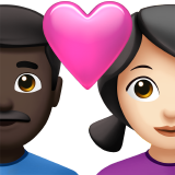 Пара з серцем-чоловік: темний тон шкіри, жінка: світлий тон шкіри для Apple iOS 18.4