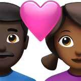 Couple Com Coração - Homem: Tom de Pele Escura, Mulher: Tom de Pele Médio-escuro para Apple iOS 18.4