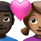 Пара з серцем-чоловік: темний тон шкіри, жінка: середній тон шкіри для Apple iOS 18.4