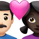 Пара з серцем-чоловік: світлий тон шкіри, жінка: темний тон шкіри для Apple iOS 18.4