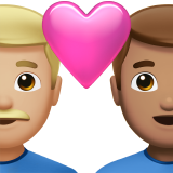 Закохана пара: чоловік чоловік світлий тон шкіри середній тон шкіри для Apple iOS 18.4