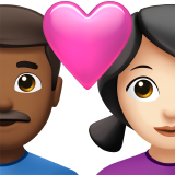 Пара з серцем-чоловік: середньо-темний тон шкіри, жінка: світлий тон шкіри для Apple iOS 18.4