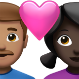 Пара з серцем-чоловік: середній тон шкіри, жінка: темний тон шкіри для Apple iOS 18.4