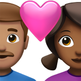 Пара з серцем-чоловік: середній тон шкіри, жінка: середньо-темний тон шкіри для Apple iOS 18.4