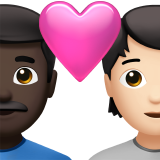Пара с сердцем: Мужчина, Человек, Темный тон кожи, Светлый тон кожи для Apple iOS 18.4