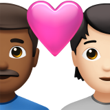 Пара з серцем: чоловік, особистість, середньо-темний тон шкіри, світлий тон шкіри для Apple iOS 18.4