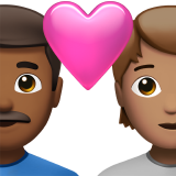 Пара з серцем: чоловік, особистість, середньо-темний тон шкіри, середній тон шкіри для Apple iOS 18.4