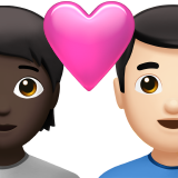 Пара с сердцем: Человек, Мужчина, Темный тон кожи, Светлый тон кожи для Apple iOS 18.4