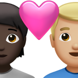 Пара з серцем: людина, чоловік, темний тон шкіри, середньо-світлий тон шкіри для Apple iOS 18.4