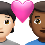 Пара з серцем: людина, чоловік, світлий тон шкіри, середньо-темний тон шкіри для Apple iOS 18.4