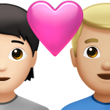 Пара з серцем: людина, чоловік, світлий тон шкіри, середньо-світлий тон шкіри для Apple iOS 18.4