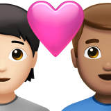 Пара з серцем: людина, чоловік, світлий тон шкіри, середній тон шкіри для Apple iOS 18.4