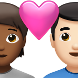 Пара з серцем: людина, чоловік, середньо-темний тон шкіри, світлий тон шкіри для Apple iOS 18.4
