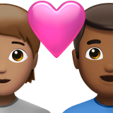 Пара з серцем: людина, чоловік, середній тон шкіри, середньо-темний тон шкіри для Apple iOS 18.4
