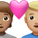 Пара з серцем: людина, чоловік, середній тон шкіри, середньо-світлий тон шкіри для Apple iOS 18.4