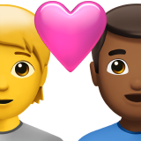 Пара з серцем: людина, чоловік, без тону шкіри, середньо-темний тон шкіри для Apple iOS 18.4