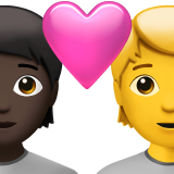 <p>Casal Com Coração: Pessoa, Pessoa, Tom de Pele Escuro, Sem Tom de Pele</p> para Apple iOS 18.4