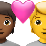 Пара з серцем: людина, людина, середньо-темний тон шкіри, без тону шкіри для Apple iOS 18.4