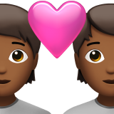 Пара з серцем: людина, людина, середньо-темний тон шкіри для Apple iOS 18.4
