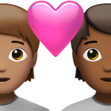 Закохана пара: дорослий дорослий середній тон шкіри темний тон шкіри для Apple iOS 18.4