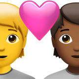 Пара з серцем: людина, людина, Без тону шкіри, середньо-темний тон шкіри для Apple iOS 18.4