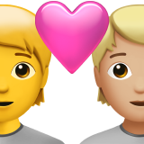 <p>Casal com Coração: Pessoa, Pessoa, Sem Tom de Pele, Tom de Pele Médio-Claro</p> para Apple iOS 18.4