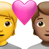 Пара з серцем: людина, людина, без тону шкіри, середній тон шкіри для Apple iOS 18.4
