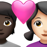 Пара з серцем: людина, жінка, темний тон шкіри, світлий тон шкіри для Apple iOS 18.4