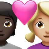 Пара с сердцем: Человек, Женщина, Темный тон кожи, Средне-светлый тон кожи для Apple iOS 18.4