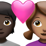 Пара з серцем: людина, жінка, темний тон шкіри, середній тон шкіри для Apple iOS 18.4