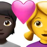 Пара з серцем: людина, жінка, темний тон шкіри, без тону шкіри для Apple iOS 18.4