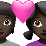 Пара с сердцем: Человек, Женщина, Темный оттенок кожи для Apple iOS 18.4
