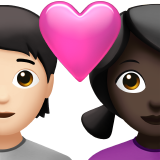 Пара с сердцем: Человек, Женщина, Светлый тон кожи, Темный тон кожи для Apple iOS 18.4