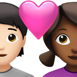 Пара з серцем: людина, жінка, світлий тон шкіри, середньо-темний тон шкіри для Apple iOS 18.4