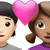 Пара з серцем: людина, жінка, світлий тон шкіри, середній тон шкіри для Apple iOS 18.4