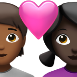 Пара з серцем: людина, жінка, середньо-темний тон шкіри, темний тон шкіри для Apple iOS 18.4