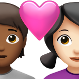 Пара з серцем: людина, жінка, середньо-темний тон шкіри, світлий тон шкіри для Apple iOS 18.4