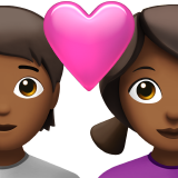 Пара з серцем: людина, жінка, середньо-темний тон шкіри для Apple iOS 18.4