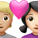 Пара з серцем: людина, жінка, середньо-світлий тон шкіри, світлий тон шкіри для Apple iOS 18.4