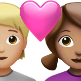 Пара з серцем: людина, жінка, середньо-світлий тон шкіри, середній тон шкіри для Apple iOS 18.4