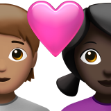 Пара з серцем: людина, жінка, середній тон шкіри, темний тон шкіри для Apple iOS 18.4