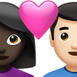 Влюбленная пара: женщина мужчина очень темный тон кожи очень светлый тон кожи для Apple iOS 18.4